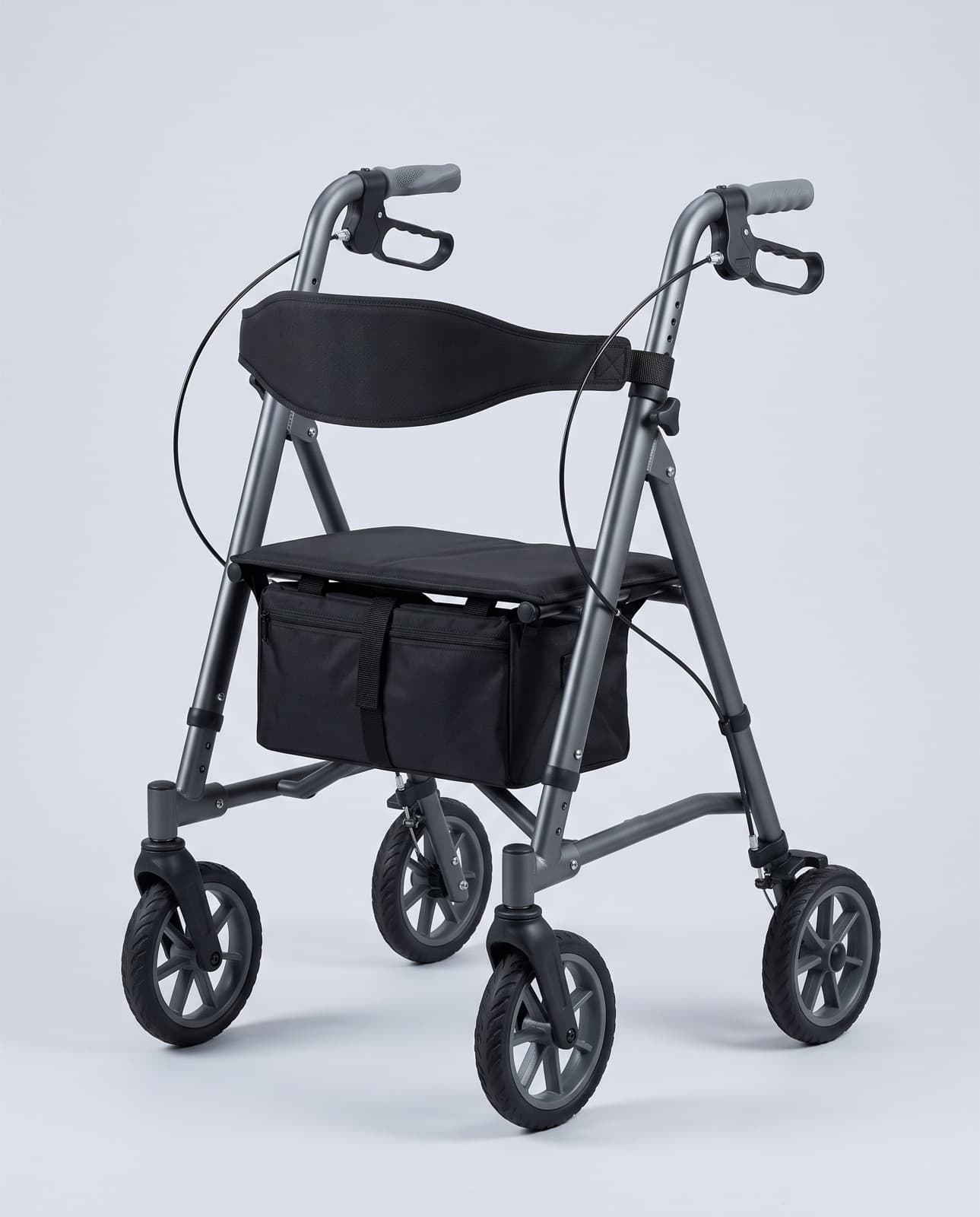 Déambulateur à quatre roues, cadre anthracite, siège noir et sac sous le siège, sur fond gris clair