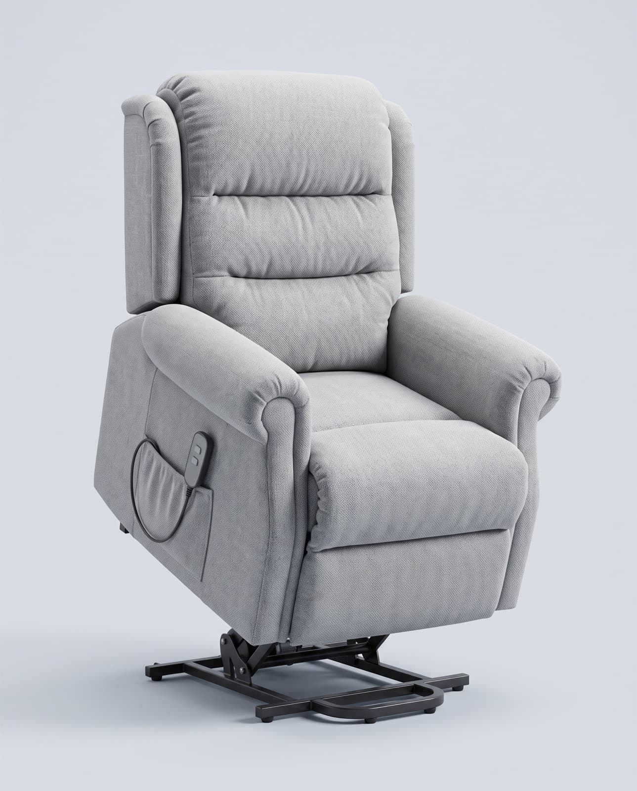 Fauteuil releveur en tissu gris clair, assise inclinée vers l'avant en position de relevage, sur fond gris clair